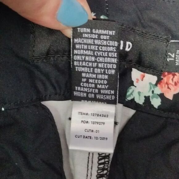 Torrid Black Pink Floral Mid Rise Stretch Sateen Belted Shorts Size 12 - Picture 15 of 15